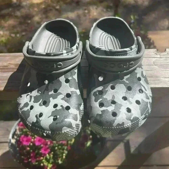 Kids size J 1 Shades of Gray Genuine Classic Camo Crocs EUC - Picture 3 of 4